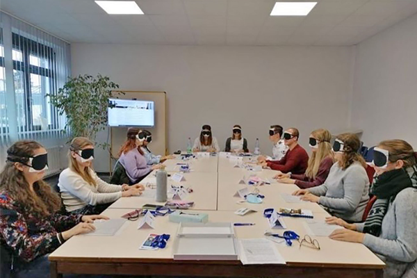 Studierende nahmen im Berufsförderungswerk Würzburg die Perspektive von sehbehinderten und blinden Menschen ein, um Ideen für ein individuelles Onboarding-Konzept zu entwickeln. (Foto FHWS / Projektgruppe SP_HR)