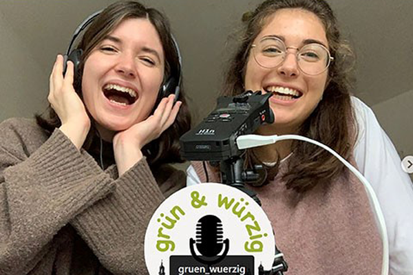 (von li.) Hannah Schaffert und Clara Schwinn sowie weitere zehn Studentinnen gewinnen beim Wettbewerb „Mach Dein Radio“ den 1. Preis in der Kategorie „Besser leben“ der Campus-Radios. (Foto FHWS / Schaffert, Schwinn)